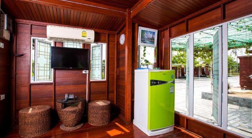 Prew Lom Chom Nam Resort Ban Phan Sadet Nok Exterior photo